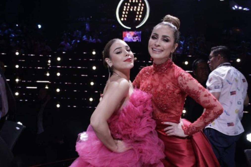 En cada uno de los conciertos, Danna Paola y Cynthia sorprendieron con sus mejores atuendos, peinados y maquillaje. Las damas más guapas de la noche.