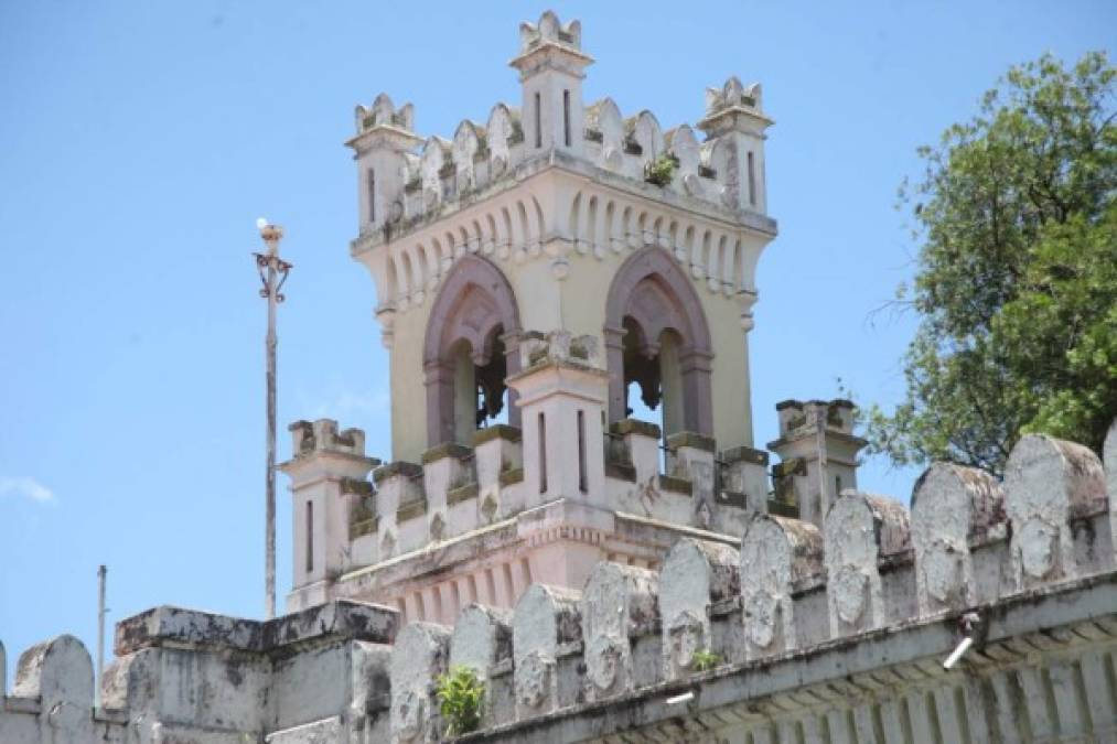 El complejo se construyó en etapas y se concluyó hasta 1922, cuando pasó a habitarla el presidente Rafael López Gutiérrez.