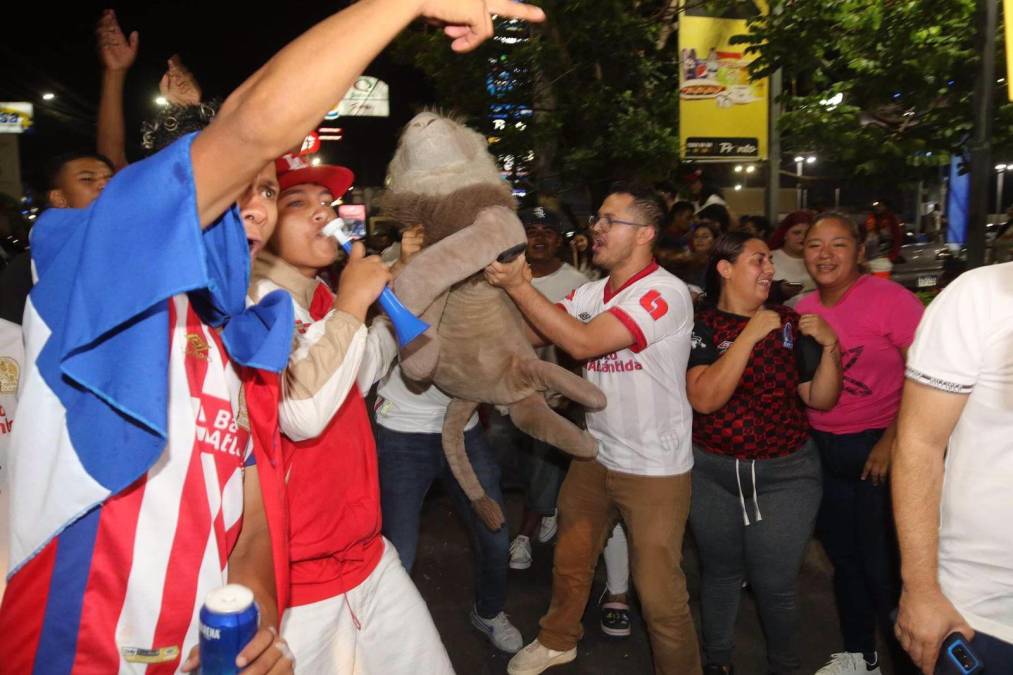 Banderas, muñecos y trompetas no faltaron en los festejos.