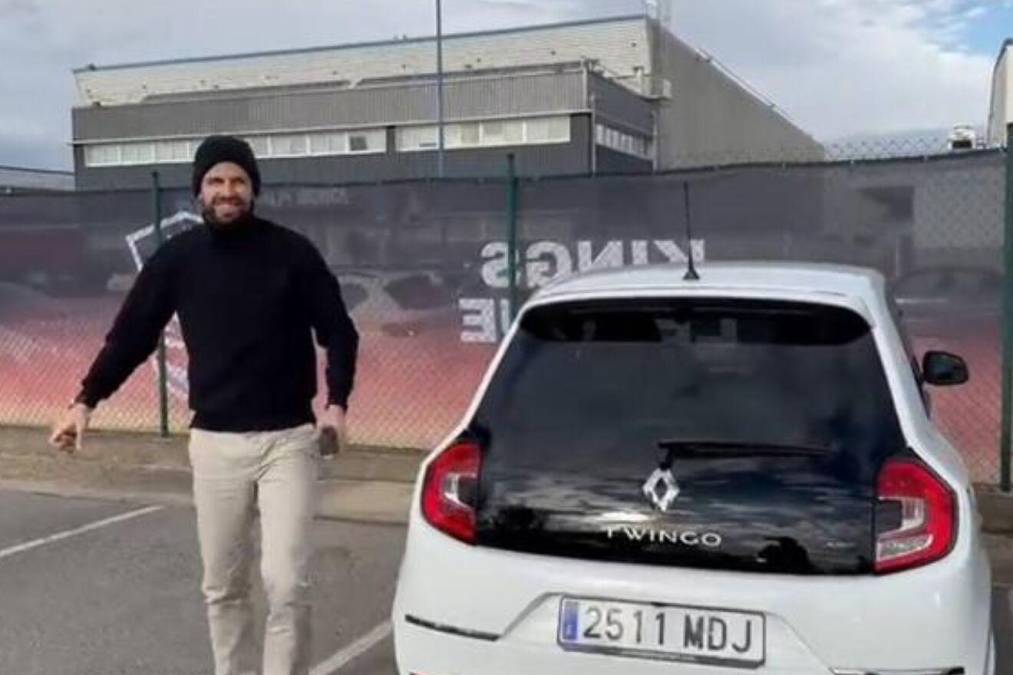 Después, el exfutbolista con su buen humor apareció manejando un Twingo, en respuesta a Shakira por una de las frases de su controversial canción.