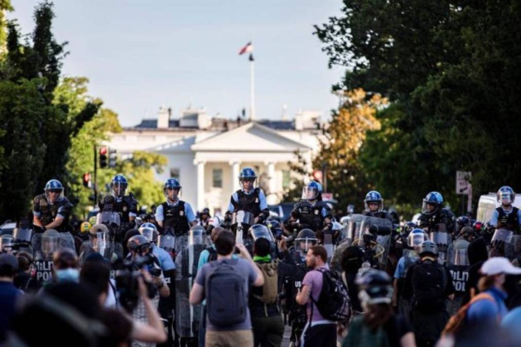 Policía reprime a manifestantes para que Trump salga de la Casa Blanca