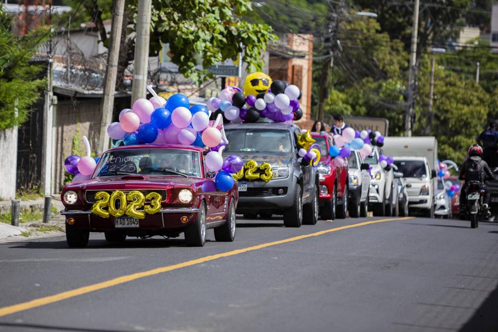 Desde autos clásicos, cuatrimotos y hasta una limusina figuraron entre los medios de transporte que los “seniors” utilizaron para recorrer las principales calles y avenidas de la capital.