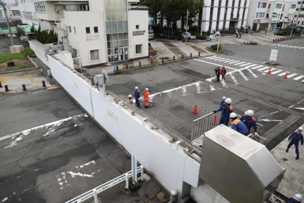 Se prevé que el tifón avance durante las próximas horas hacia el norte por la costa occidental de Japón hasta alcanzar la isla septentrional de Hokkaido el miércoles.