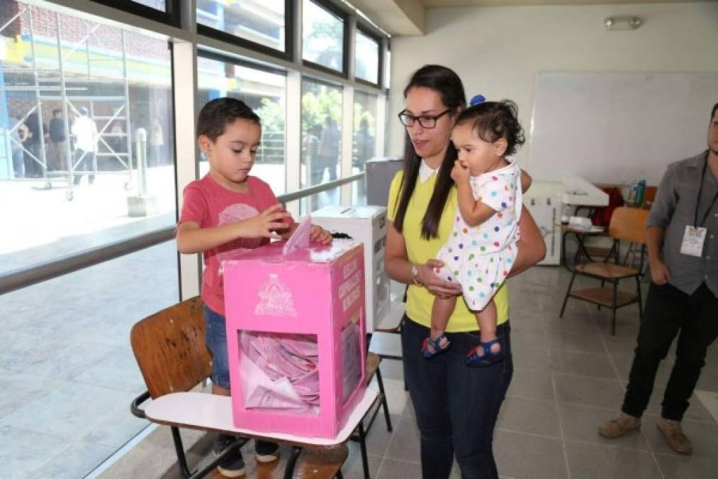 Todos participarion en las elecciones; en foto un pequeño que quiso ayudar a su madre ejerciendo el sufragio.<br/>