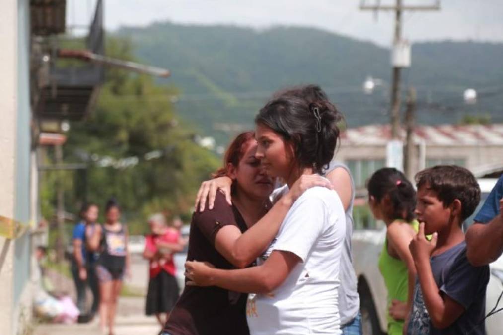 Familiares y vecinos pedían a los agentes detener el fuego ya que había niños dentro de la cuartería.