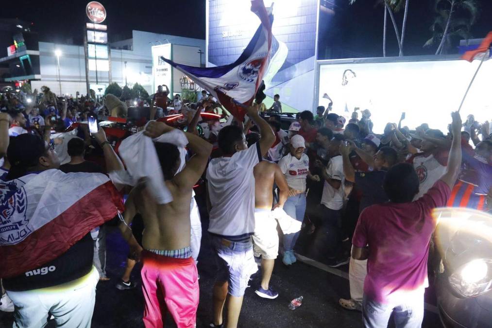 ¡Una gran fiesta! Los aficionados mostraron su euforia en las calles de San Pedro Sula.