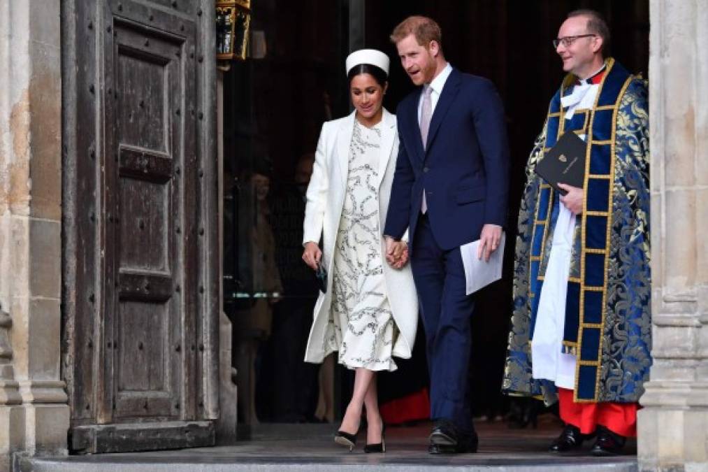Para ir a la Abadía de Westminster Meghan se cambió a un tono blanco.<br/>La duquesa llevó un vestido de Victoria Beckham y un abrigo a juego.