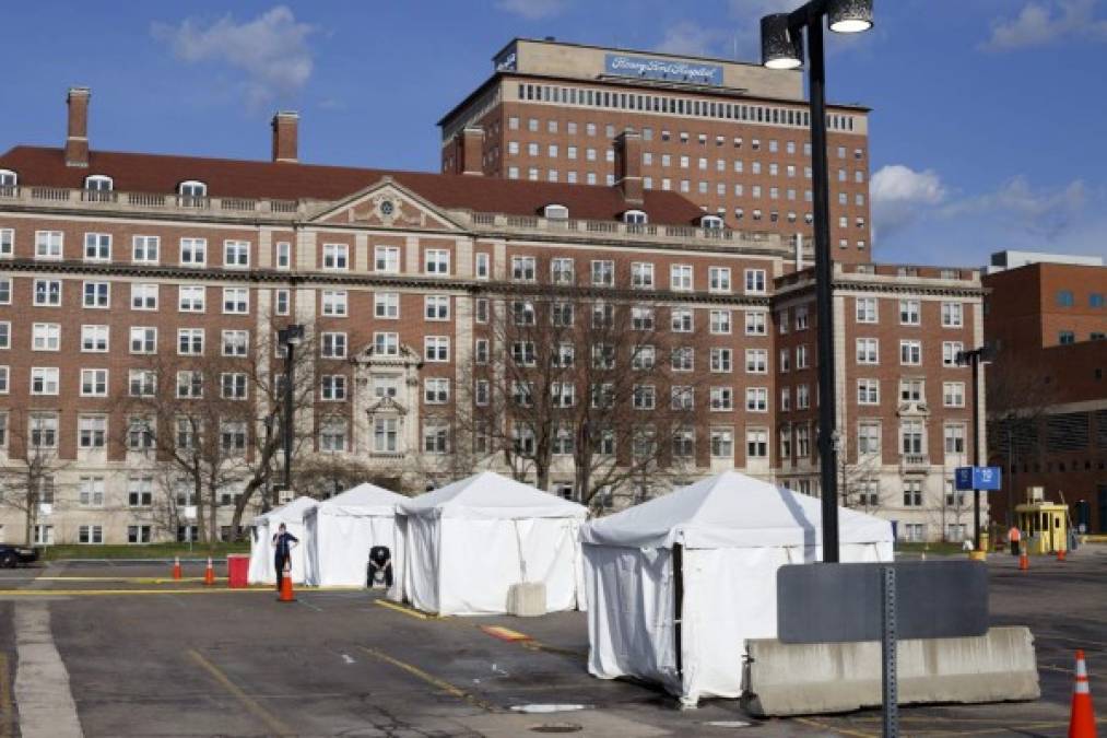 Los hospitales de Detroit están colapsados por la cantidad masiva de pacientes con coronavirus. Los pacientes menos graves son atendidos en tiendas de campaña.