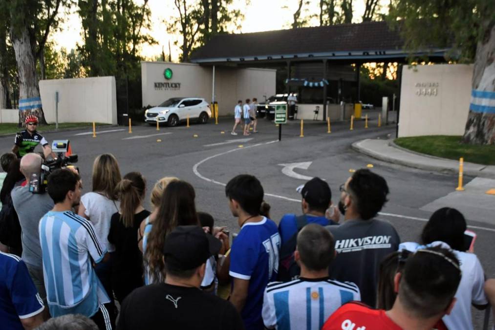 Aficionados rosarinos esperando en el Club de Campo Kentucky de la ciudad de Funes a Messi.
