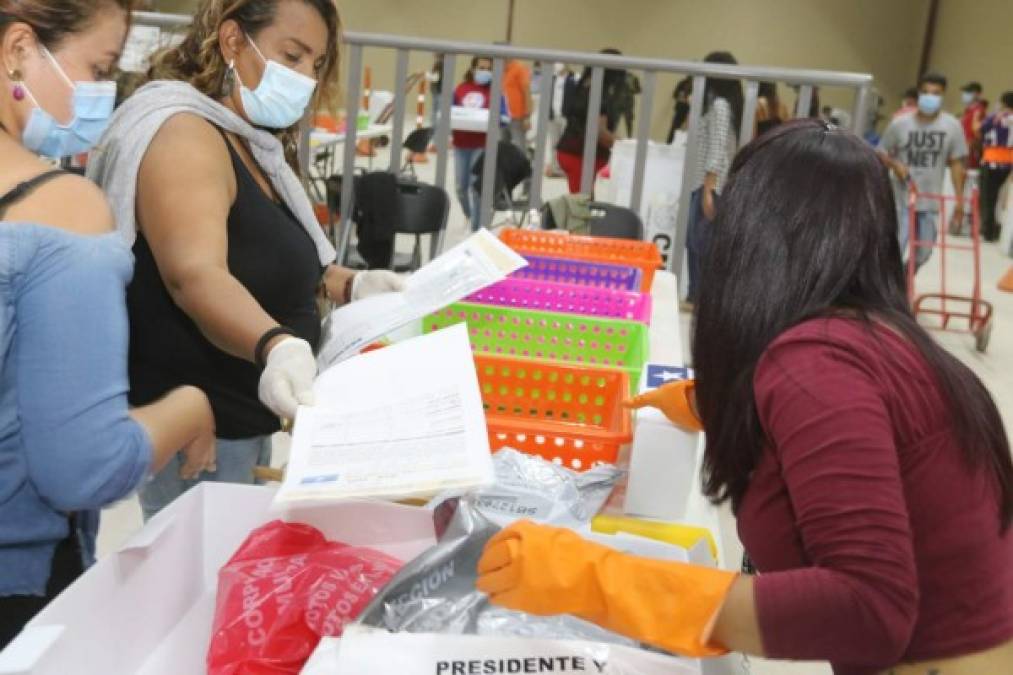 Tres días después de cerrarse las urnas, el Consejo Nacional Electoral aún no entrega resultados oficiales y la incertidumbre aumenta en la población.