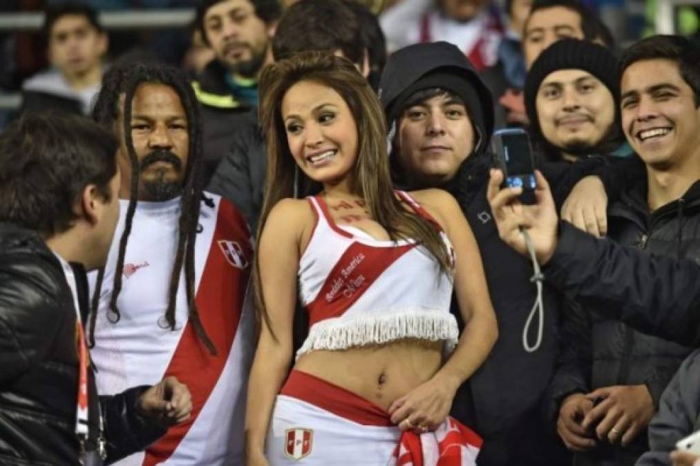 Todos quieren una foto con la 'novia' de la Selección de Perú.