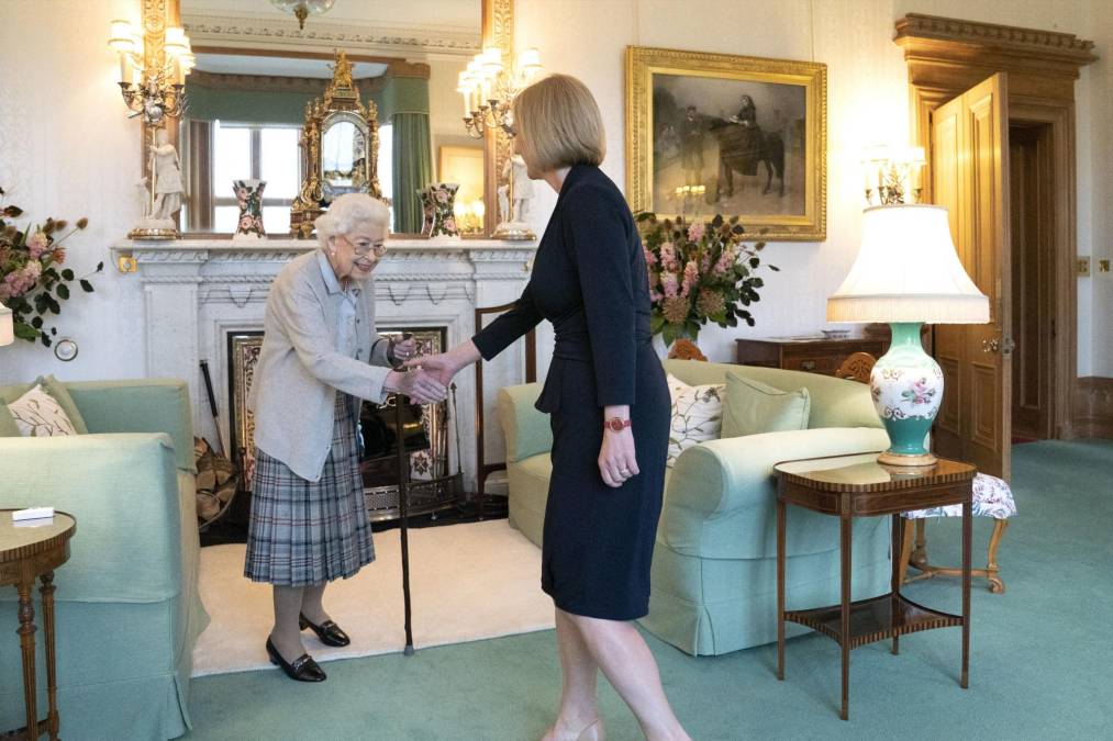 Estas son las últimas imágenes divulgadas por los medios británicos de la monarca, que falleció hoy tras agravarse su salud en las últimas 24 horas.