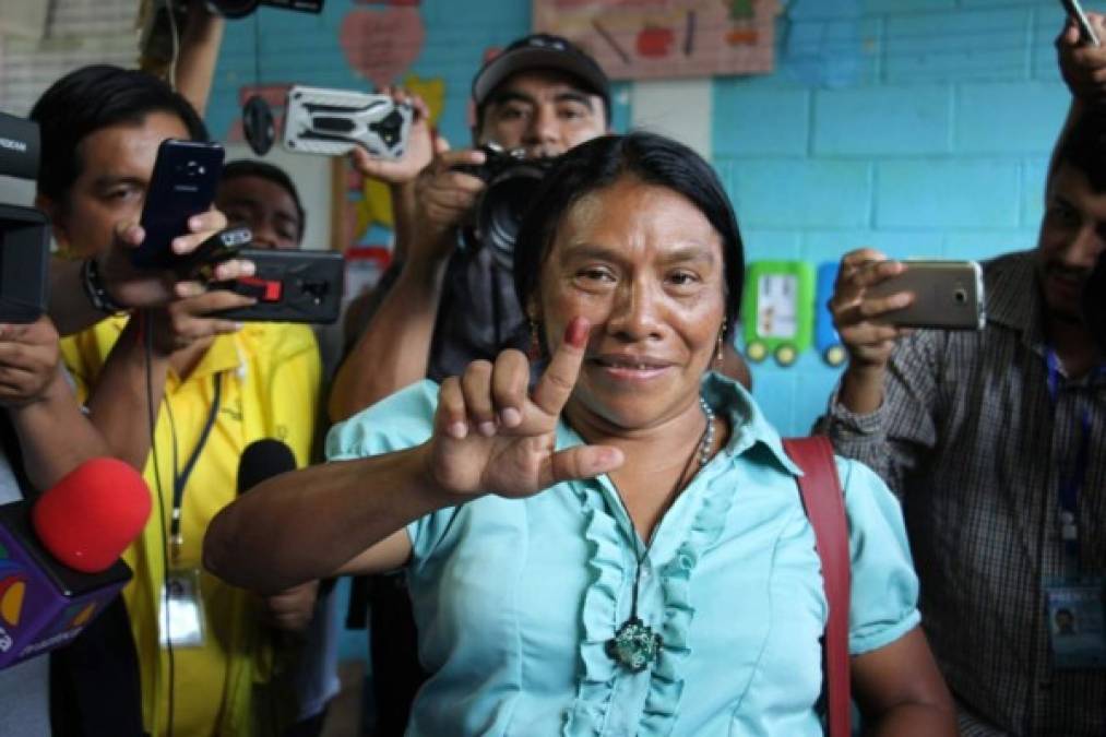 AME3939. EL ASINTAL (GUATEMALA), 16/06/2019.- La candidata a la Presidencia de Guatemala, Thelma Cabrera, vota este domingo en El Asintal, departamento de Retalhuleu (Guatemala). Cabrera, que busca ser presidenta con el partido Movimiento Para la Liberación de los Pueblos, es miembro fundadora del Comité de Desarrollo Campesino y defensora de los derechos humanos en el país, y ha prometido recuperar los valores de los pueblos indígenas y crear una Asamblea Plurinacional Constituyente y Popular para incluir a los pueblos originarios.EFE/ Andrea Estrada