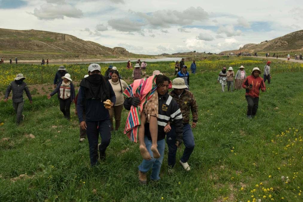 El domingo la Red de Salud de El Collao, en Puno, aseguró que recibió a cinco soldados con hipotermia que habían sido rescatados por los pobladores cuando se estaban ahogando. Los militares aseguran que huían de manifestantes que los atacaron con hondas y palos en el marco de las protestas campesinas contra el gobierno de Dina Boluarte.