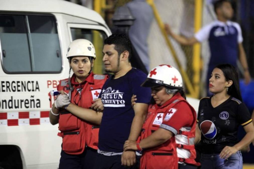 Un aficionado del Motagua fue auxiliado por la Cruz Roja en el estadio Nacional.