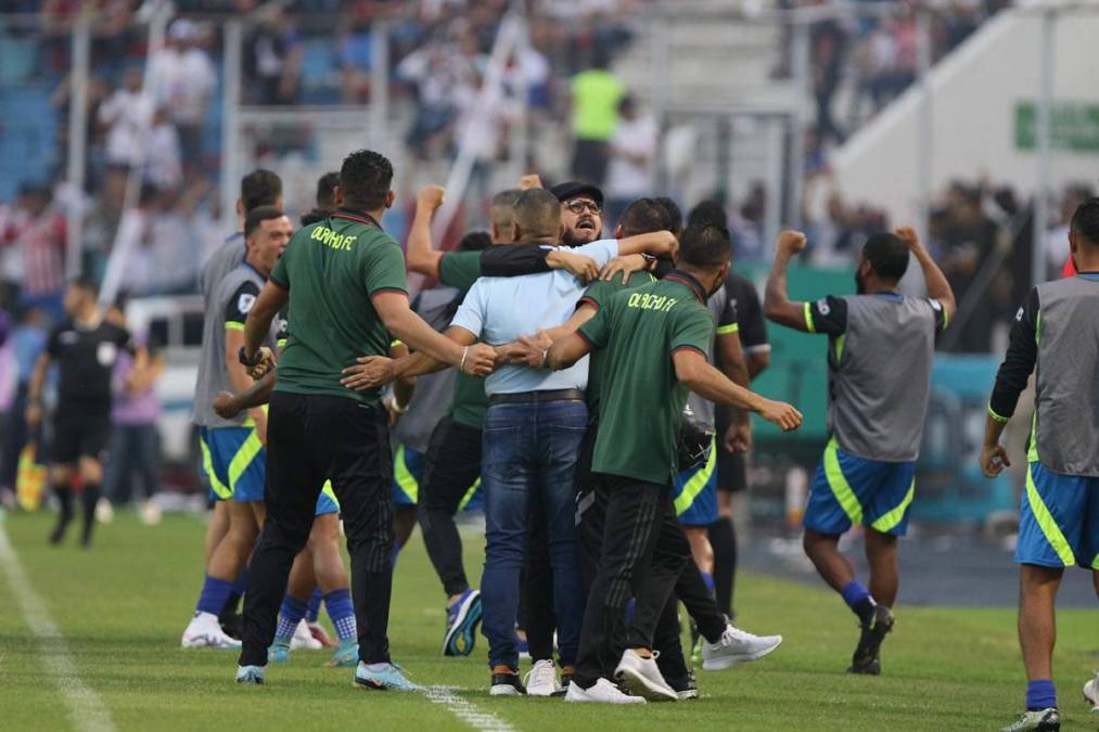 Humberto Rivera y su cuerpo técnico celebrando el gol de Agustín Auzmendi.