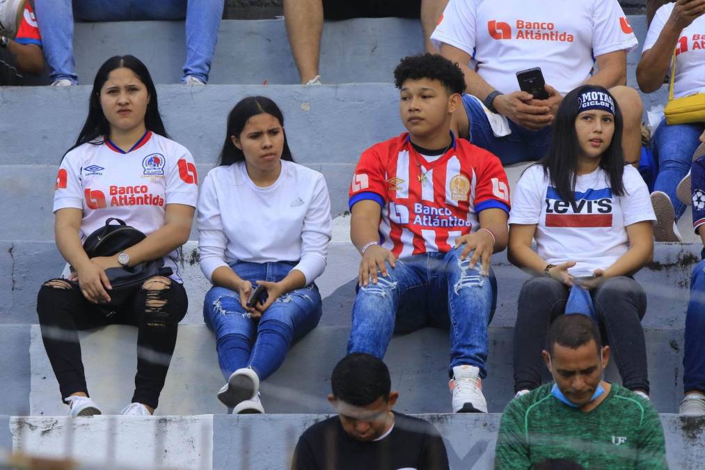 Jóvenes también están apoyando al Olimpia en La Ceiba.