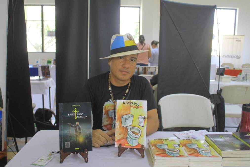 Carlos Cálix es uno de los escritores que se hizo presente.