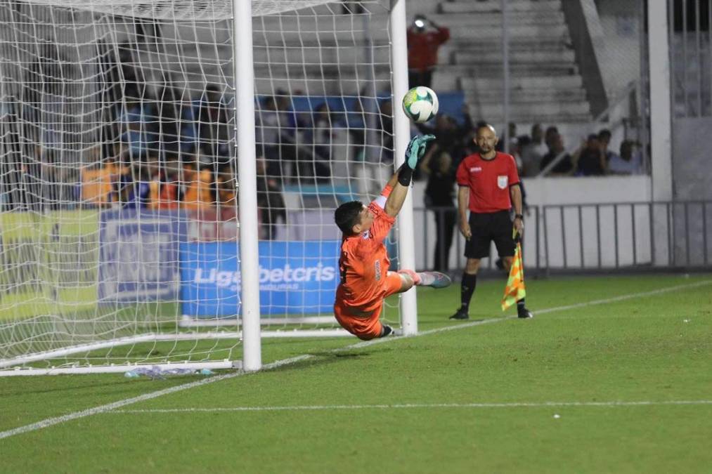 Jonathan Rougier le detuvo el tercer penal a Cristhian Altamirano para darle al Motagua la victoria 3-0 y la clasificación a semifinales.
