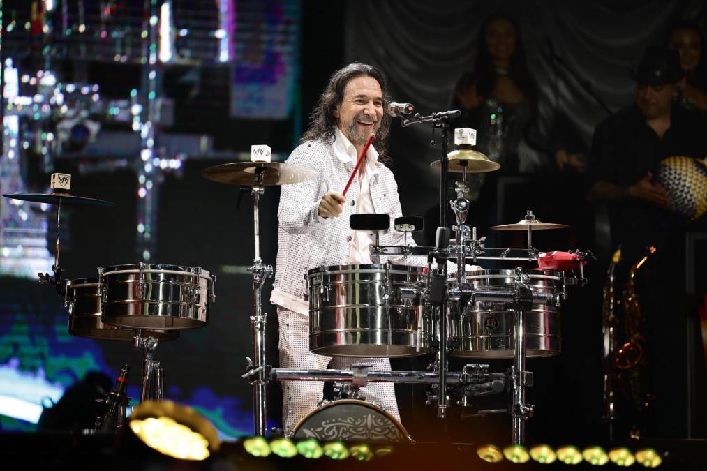 Durante el concierto Marco Antonio Solís lució un elegante traje color blanco adornado con pedrería. 