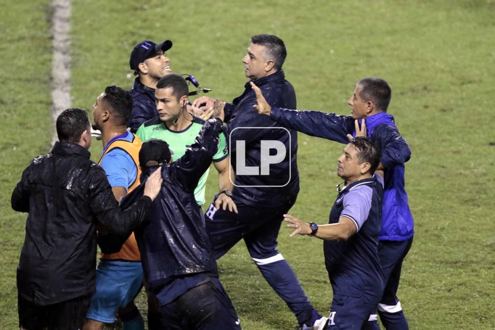 Miembros del staff técnico de Honduras también intentaron detener a ‘La Barbie‘.