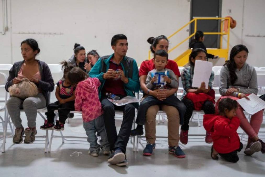 Inmigrantes centroamericanos desbordan centros de detención en EEUU