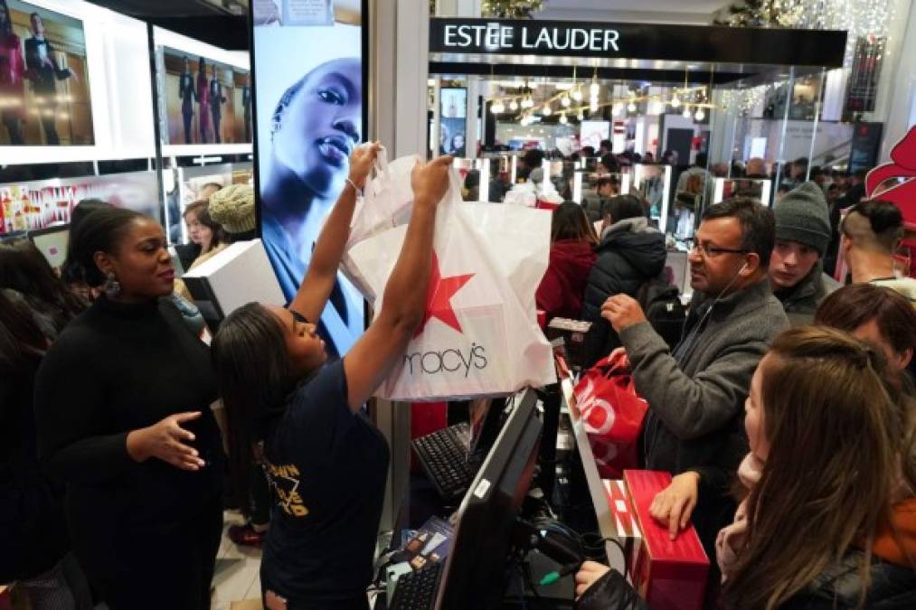 La famosa tienda Macy´s en Nueva York, Estados Unidos, lució completamente abarrotada de compradores que salieron en busca de las ofertas del Black Friday.