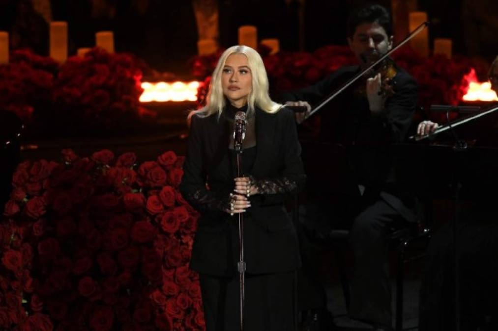 Cristina Aguilera estuvo en el homenaje a Kobe Bryant. Fue la encargada de entonar el Ave María desde el Staples Center de la cuidad de Los Ángeles, en redes sociales ha han cuestionado ya que señalan que lució irreconocible.