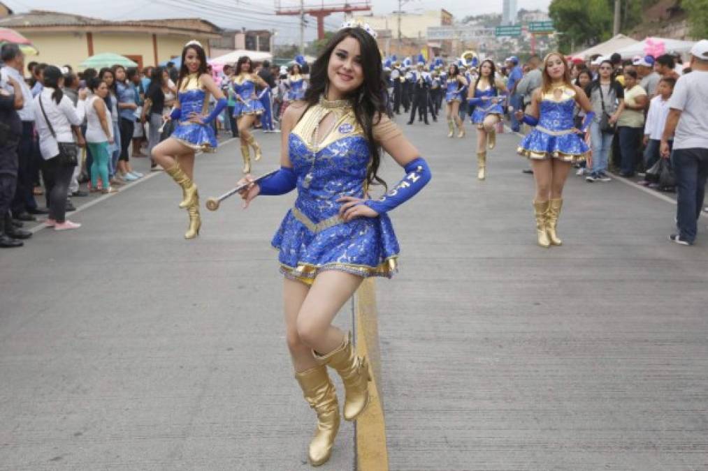 Onice Flores destaca por su simpatía y belleza como palillona en los desfiles del 15 de septiembre del 2015.