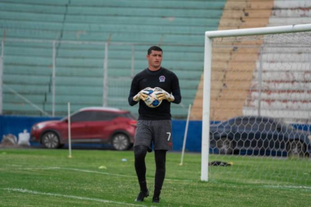 Harold Fonseca: Según Deportes TVC, el portero no seguirá en las filas del Olimpia para la próxima campaña. El cancerbero finaliza su contrato con los albos y todo indica que ha decidido no seguir en el cuadro merengue.