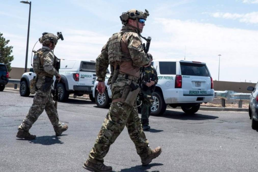 El tiroteo comenzó cerca del mediodía cerca de una tienda por departamentos Walmart.