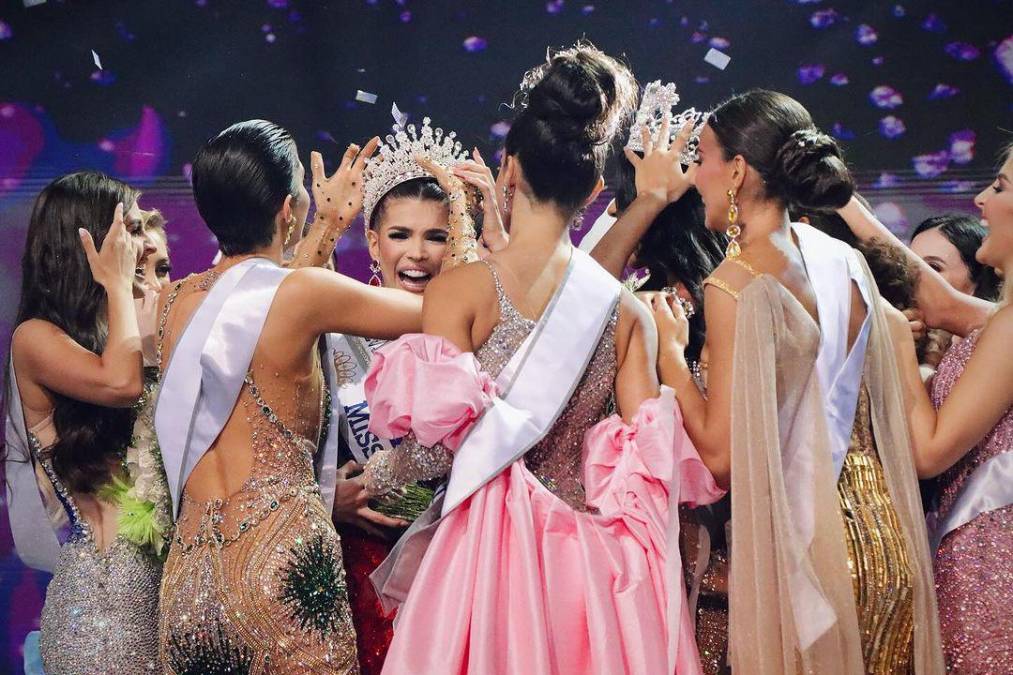 Ileana Márquez fue coronada en una noche de júbilo, pero su condición de madre y el de poseer tatuajes en su cuerpo ha levantado cuestionamientos al respecto, ya que no ha sido usual que una reina de belleza venezolana participe con esas condiciones en un Miss Universo.