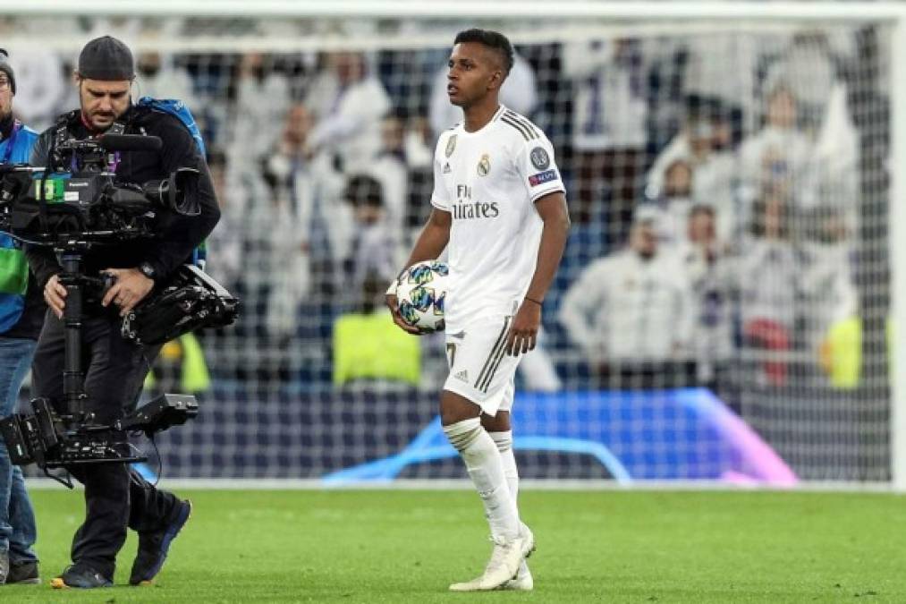 Rodrygo se fue del Bernabéu con un especial 'regalo' al final del partido. El joven brasileño del Real Madrid se llevó a casa el balón tras marcar su triplete con el que se estrenó en la Champions League ante el Galatasaray.