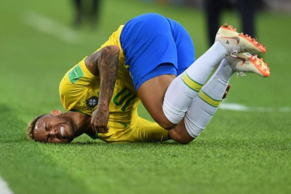 Neymar con gestos de dolor tras la dura falta que le hizo el serbio Adem Ljajic. Foto AFP