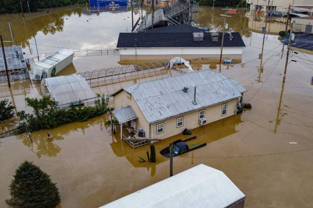 Suman 15 muertos en Kentucky tras inundaciones causadas por torrenciales lluvias