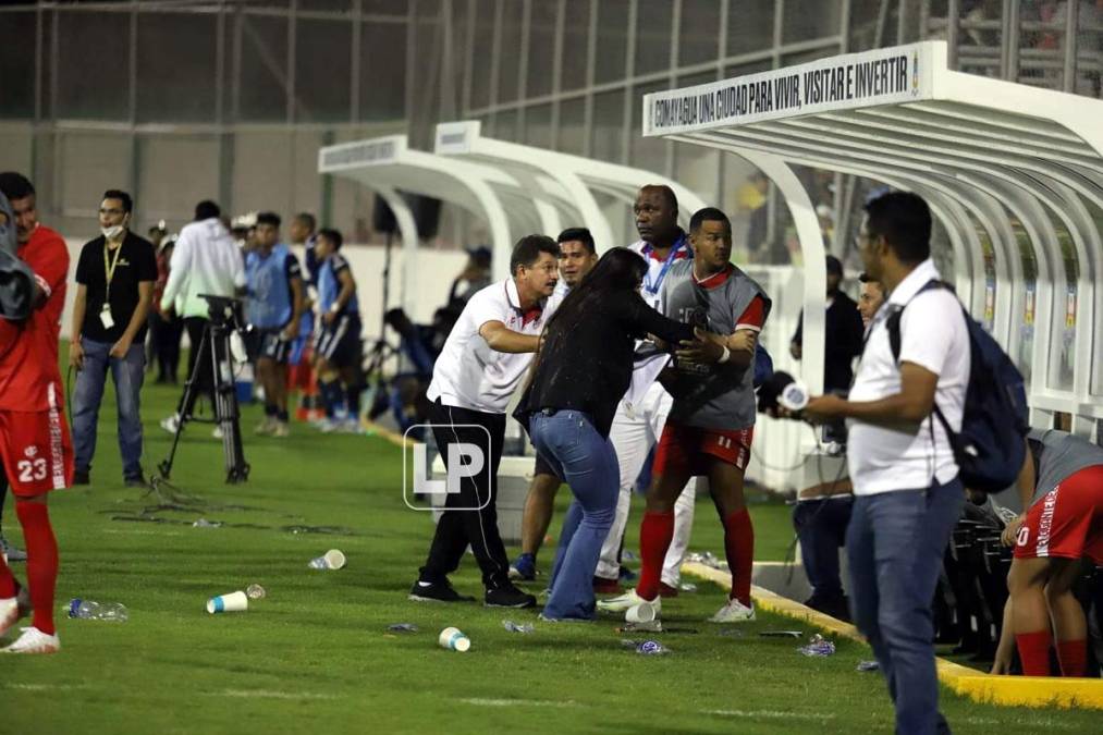 A Isabel Zambrano le lanzaron cerveza desde las graderias del estadio Carlos Miranda de Comayagua.