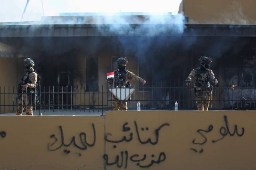 Las inmediaciones de la Embajada amanecieron bajo fuertes medidas de seguridad después de que miles de paramilitares se retirasen ayer de la zona.
