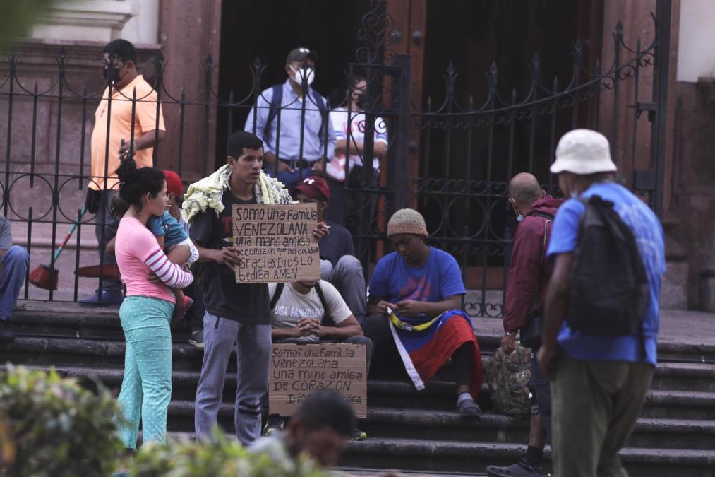 “Somos una familia venezolana”, “una mano amiga de corazón”, “Dios les bendiga”, eran parte de los mensajes en las pancartas que sostenían los venezolanos. 