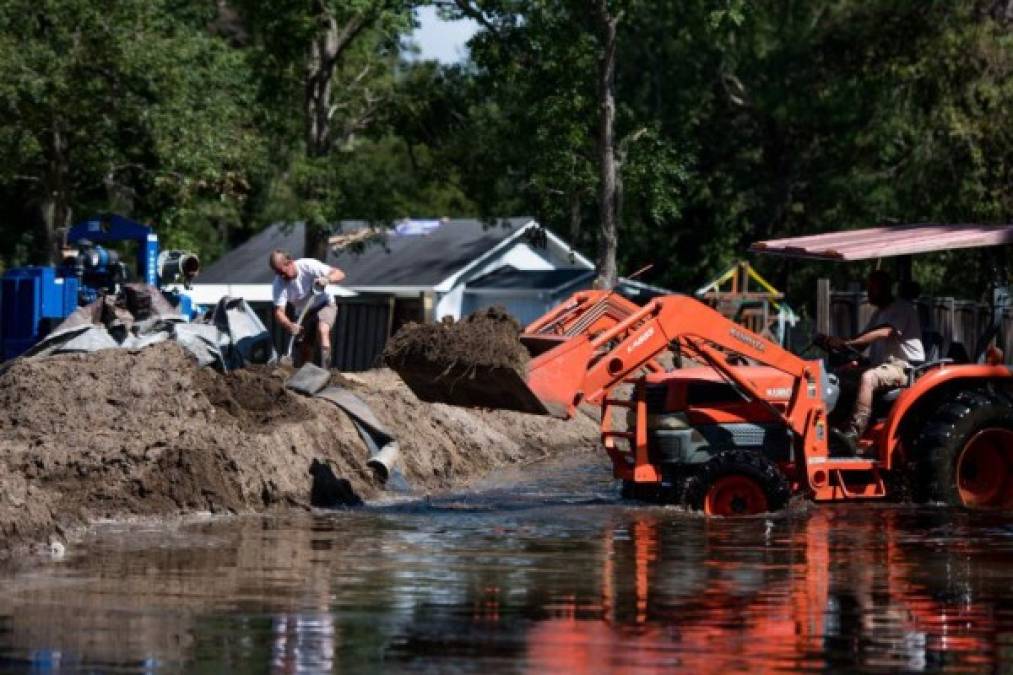 Algunos residentes se negaron a evacuar intentando proteger sus casas de las inundaciones con muros de contención.