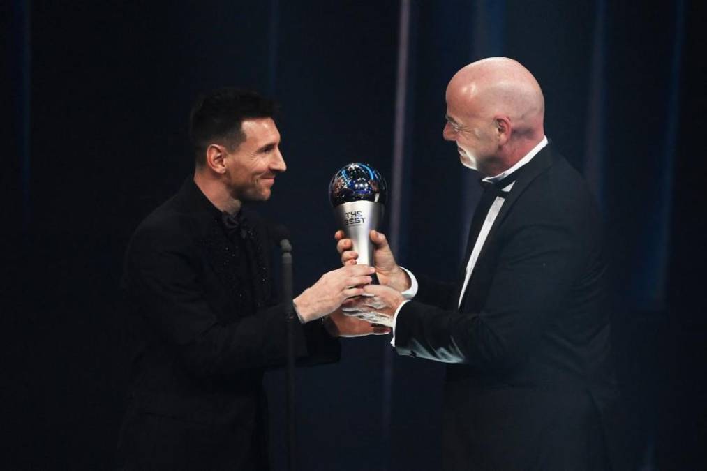 Messi recibió de Gianni Infantino el premio The Best.