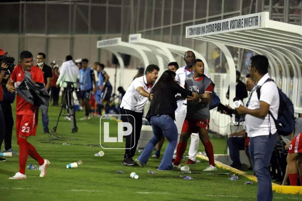 La periodista de Televicentro, Isabel Zambrano, tampoco se salvó de los aficionados motagüenses.