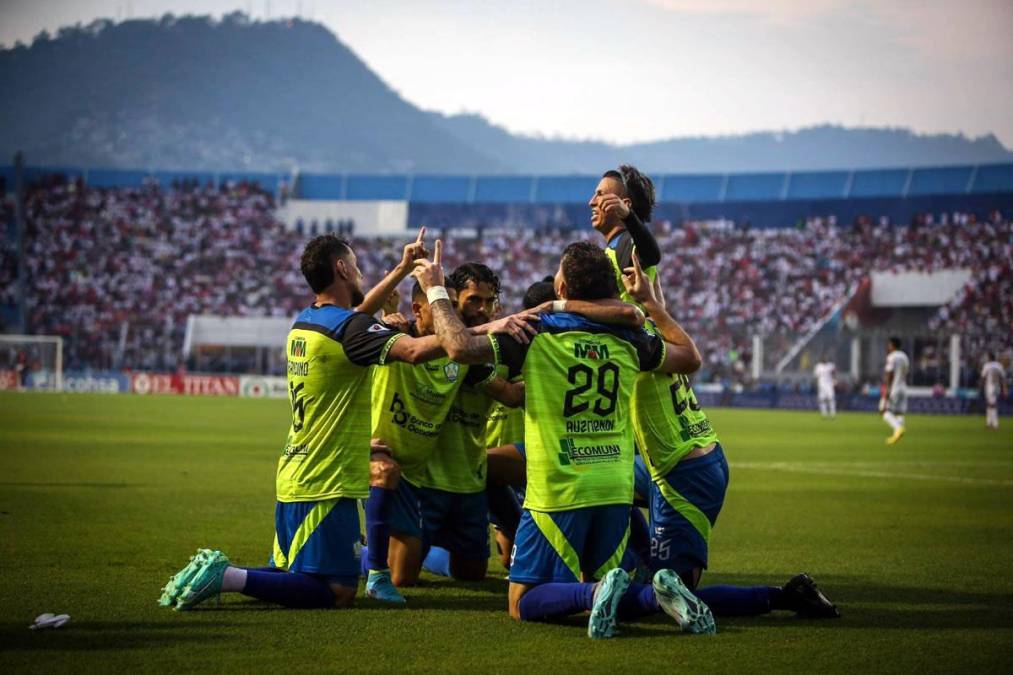 Los jugadores de los Potros del Olancho FC celebrando el gol de Agustín Auzmendi.