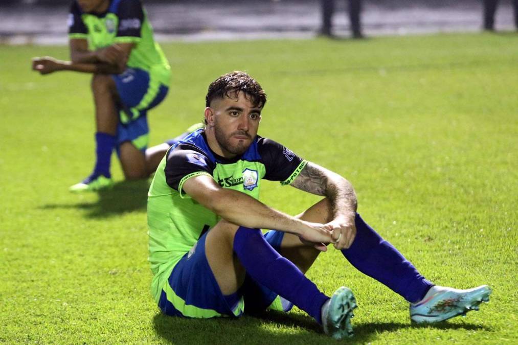 Agustín Auzmendi, con la mirada perdida y triste por la derrota en la Gran Final.