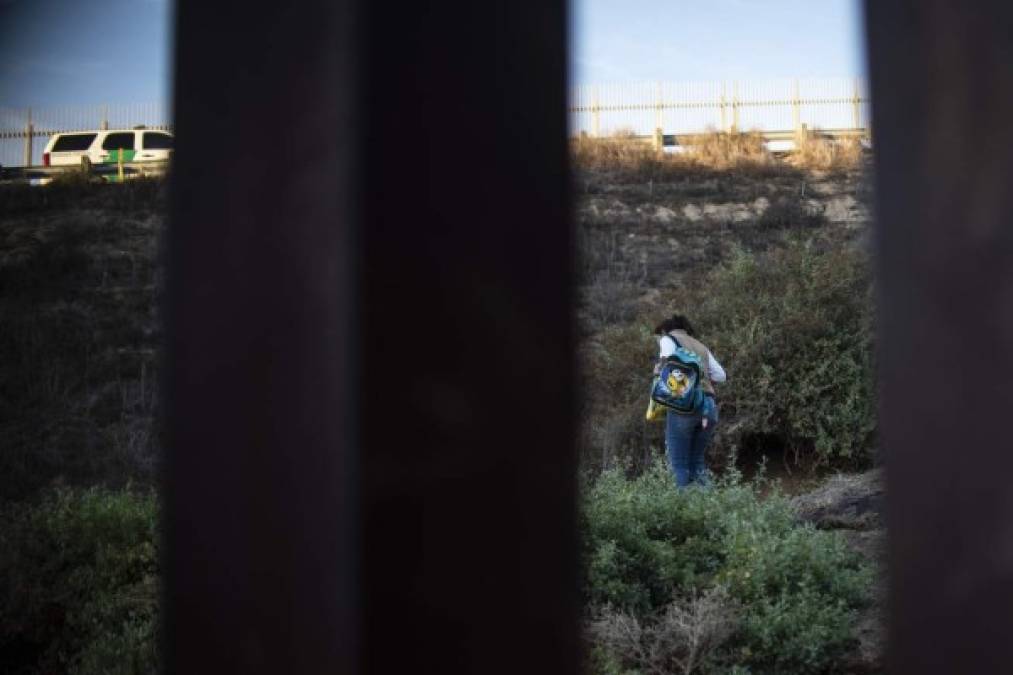 Apenas brincan hacia el lado estadounidense, agentes de la patrulla fronteriza se precipitan para rodearlos y detenerlos.