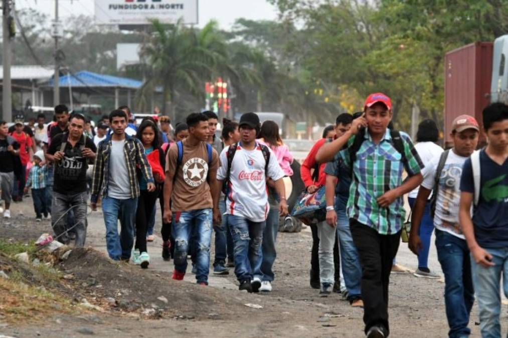 Otro grupo de migrantes hondureños inicia éxodo hacia EEUU