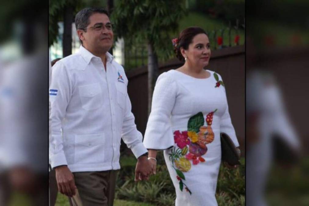 Para el año 2017 el vestido fue un poco más sencillo; flores, frutas y granos que se producen en Honduras lucían en la prenda.