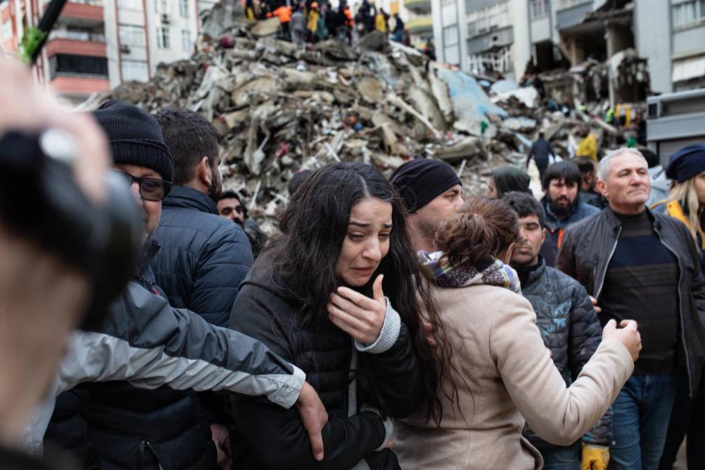 En Hatay, a unos 170 kilómetros al sur de donde se registró el primer seísmo, los equipos de rescate lograron establecer contacto con una familia de cuatro miembros atrapada entre los escombros.