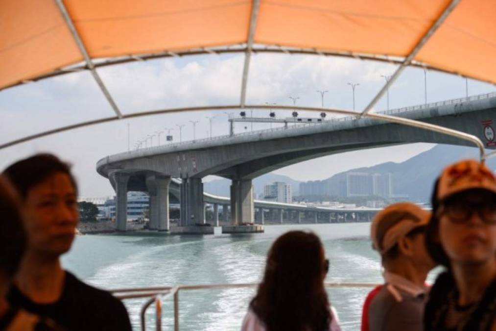 La obra constituye el conjunto de puentes marítimos y túneles más largo del mundo.