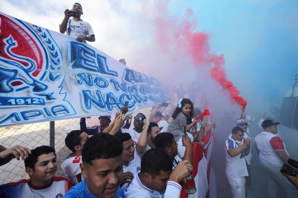Toda una fiesta montaron los aficionados del Olimpia a la llegada del plantel merengue al estadio Nacional Chelato Uclés.