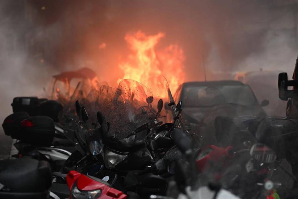 Piedras y autos quemados: Hinchas protagonizan disturbios en Italia